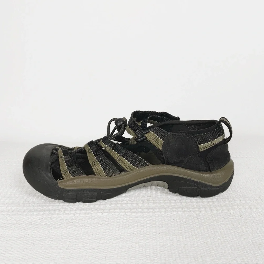 KEEN Newport Closed Toe Hiking Sandals Kids size 3